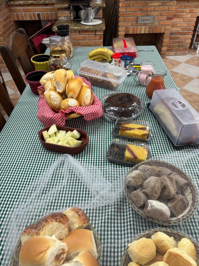 Mesa do café da manhã com pães, bolos e frutas