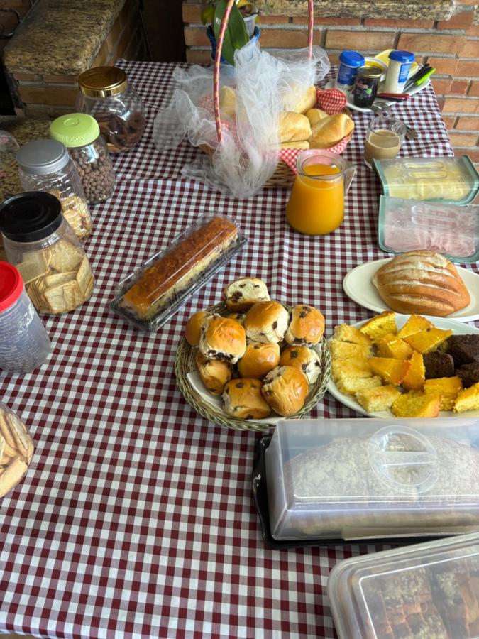 Mesa do café com frutas e sucos