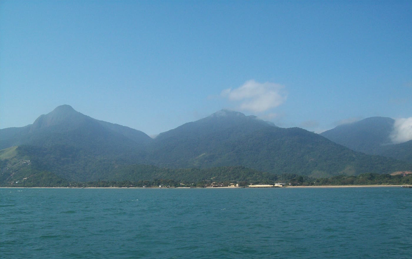 Ilhabela vista da balsa, chegando na ilha