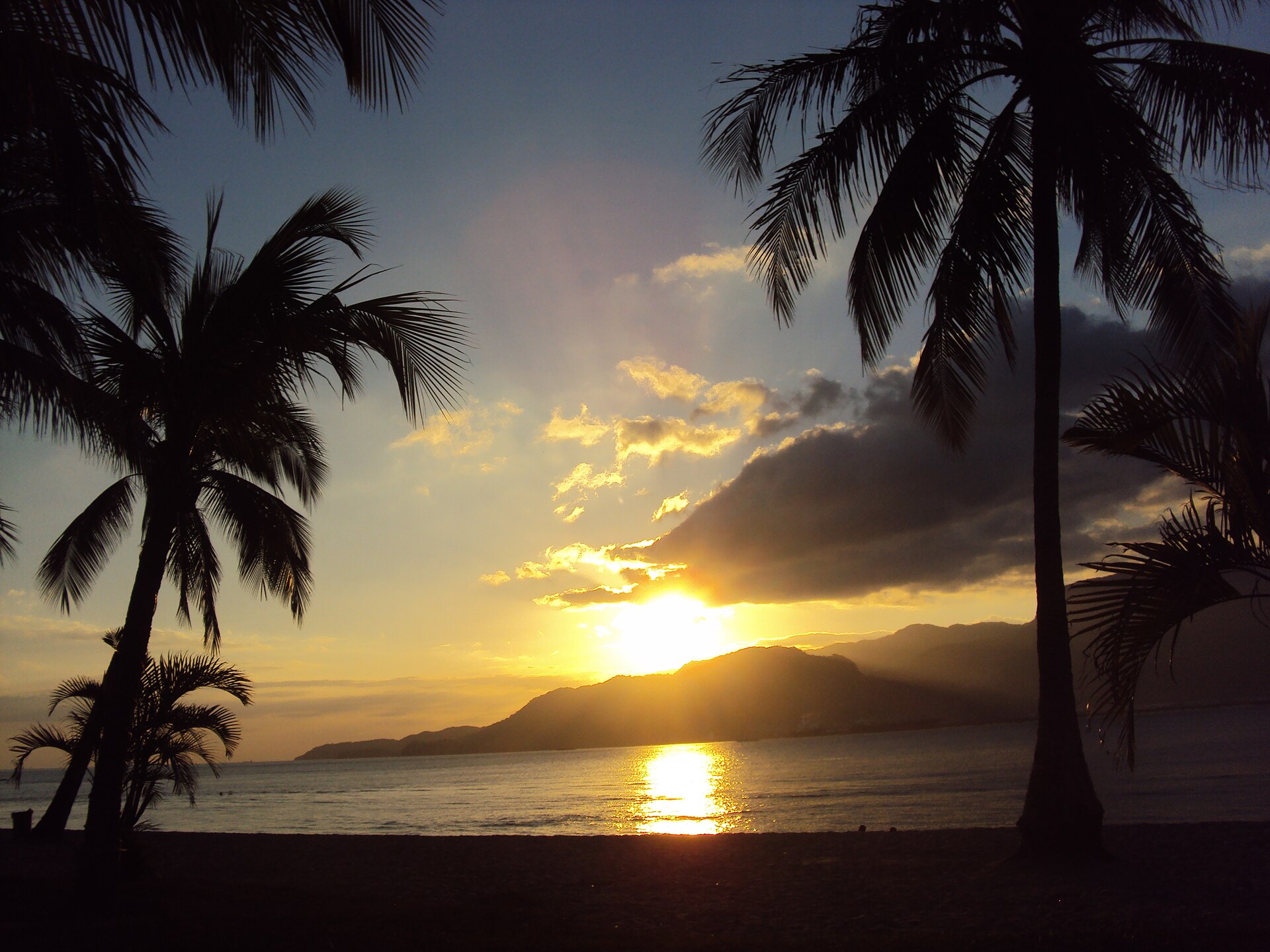 Pôr do sol na Praia do Perequê, em Ilhabela