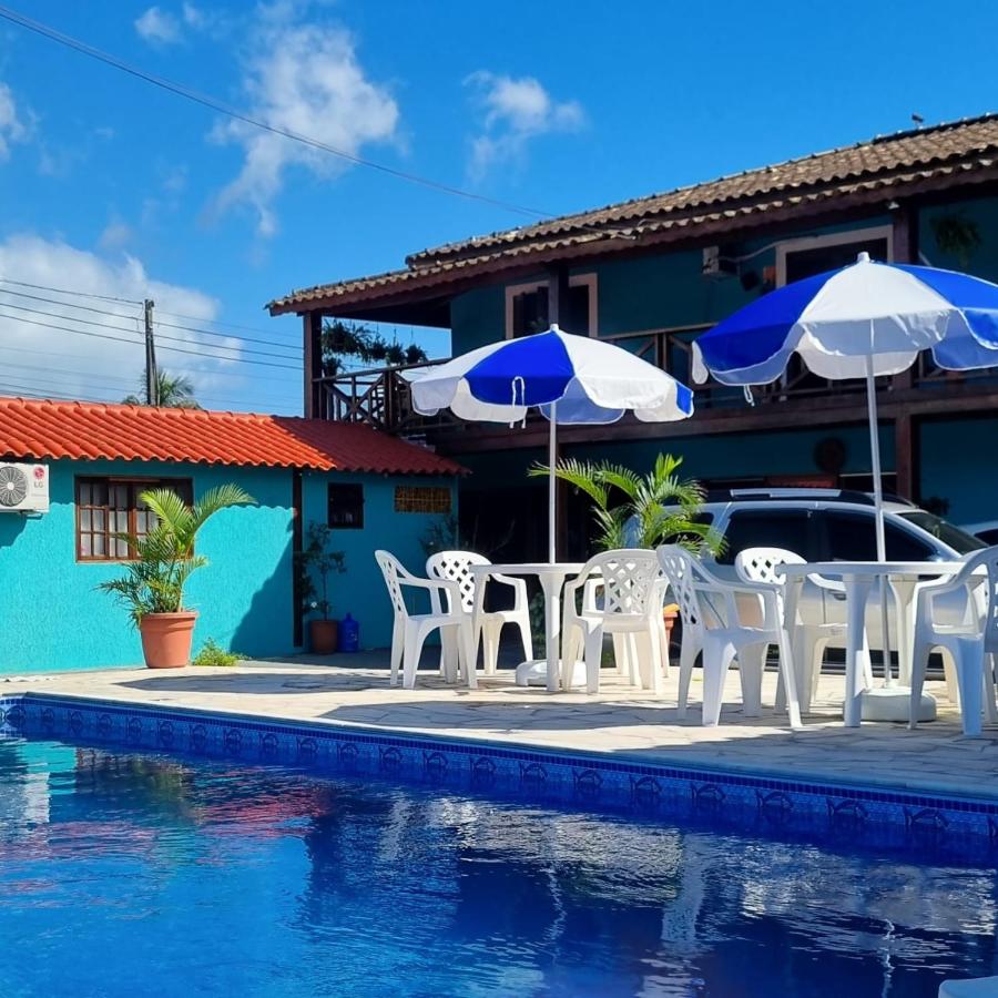 Piscina com guarda-sóis azuis e brancos