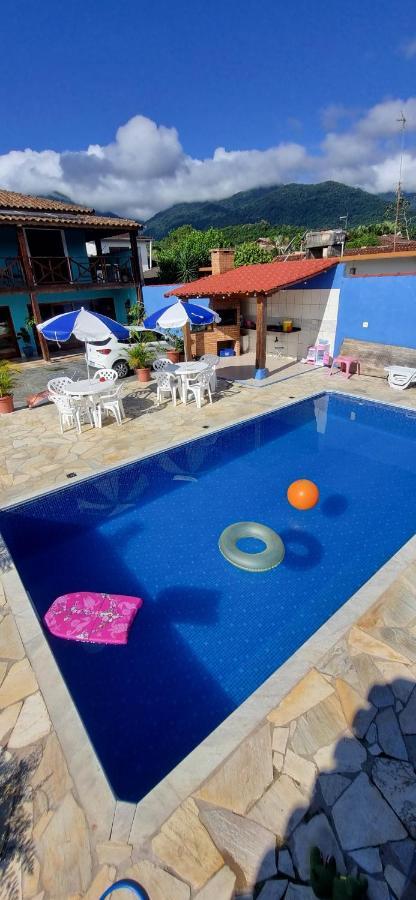 Piscina com boias