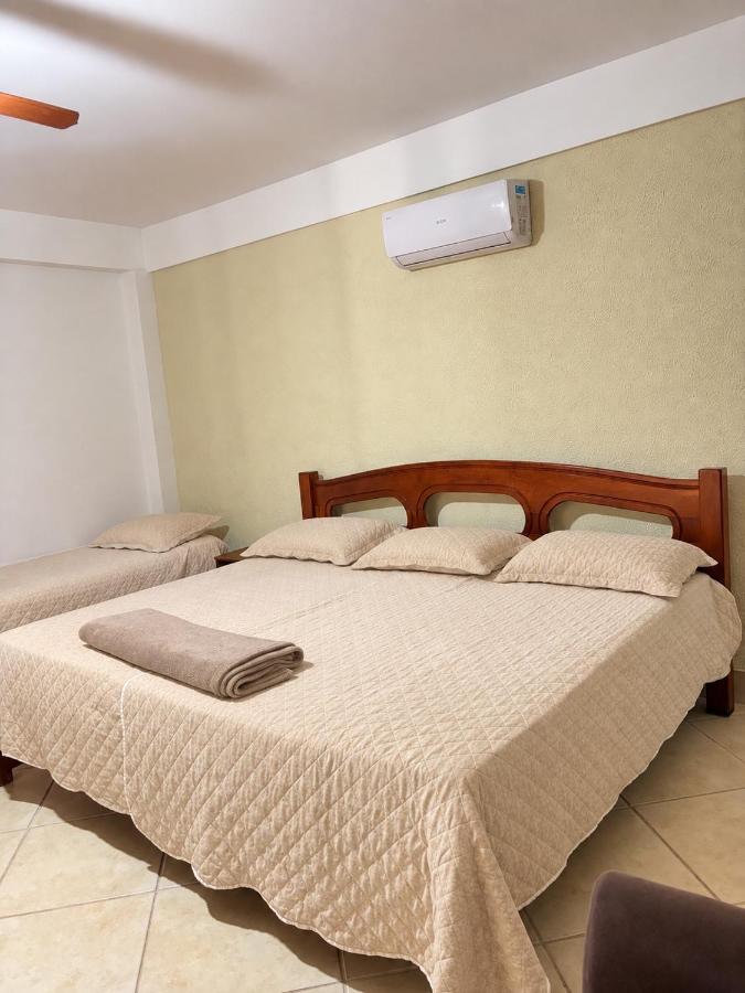 Suíte com cama de casal e cama de solteiro