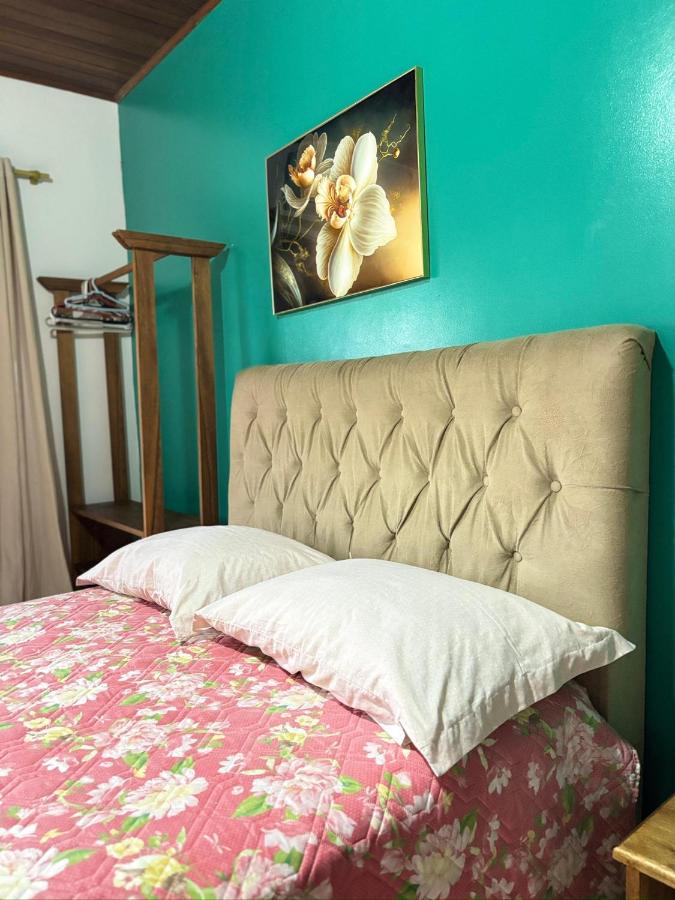 Suíte turquesa com cama de casal