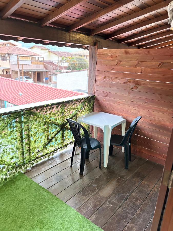 Varanda com mesa e cadeiras