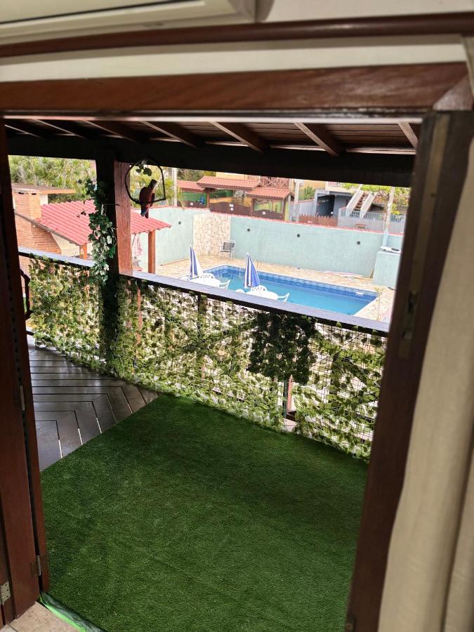 Varanda com vista para a piscina